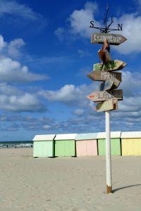 Berck Panneaux indicateurs avec cabines en arrière plan
