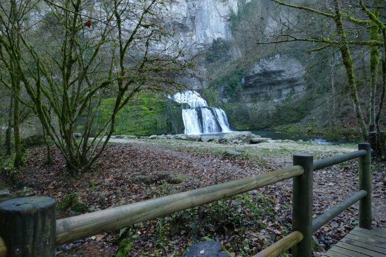 Source du Lison Cascade vue du pont