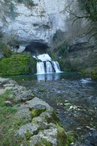 Source du Lison Vue sur la grotte
