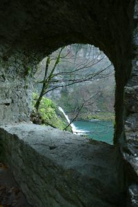 Source du Lison Cascade vue à partir d'une fenetre en pierre